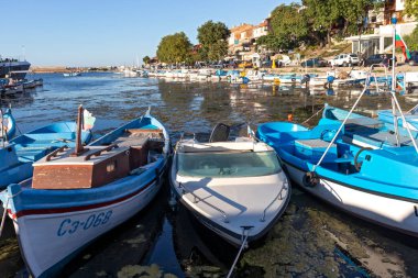 SOZOPOL, BULGARIA - 29 Ağustos 2020: Bulgaristan 'ın Burgaz Bölgesi Sozopol limanında İnanılmaz Günbatımı