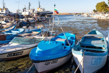 SOZOPOL, BULGARIA - 29 Ağustos 2020: Bulgaristan 'ın Burgaz Bölgesi Sozopol limanında İnanılmaz Günbatımı