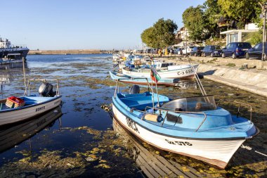 SOZOPOL, BULGARIA - 29 Ağustos 2020: Bulgaristan 'ın Burgaz Bölgesi Sozopol limanında İnanılmaz Günbatımı