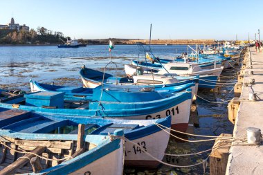 SOZOPOL, BULGARIA - 29 Ağustos 2020: Bulgaristan 'ın Burgaz Bölgesi Sozopol limanında İnanılmaz Günbatımı