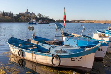 SOZOPOL, BULGARIA - 29 Ağustos 2020: Bulgaristan 'ın Burgaz Bölgesi Sozopol limanında İnanılmaz Günbatımı