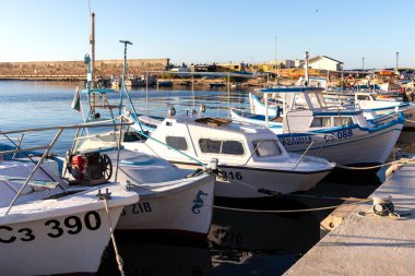SOZOPOL, BULGARIA - 29 Ağustos 2020: Bulgaristan 'ın Burgaz Bölgesi Sozopol limanında İnanılmaz Günbatımı