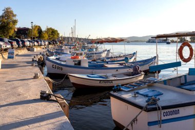 SOZOPOL, BULGARIA - 29 Ağustos 2020: Bulgaristan 'ın Burgaz Bölgesi Sozopol limanında İnanılmaz Günbatımı