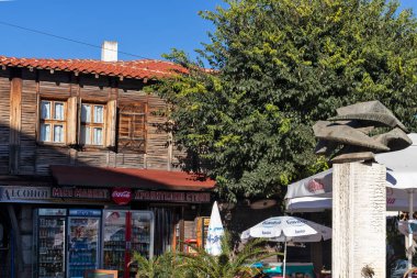 SOZOPOL, BULGARIA - 1 Eylül 2020: Bulgaristan 'ın Burgaz Bölgesi' nin Sozopol kentindeki eski evler