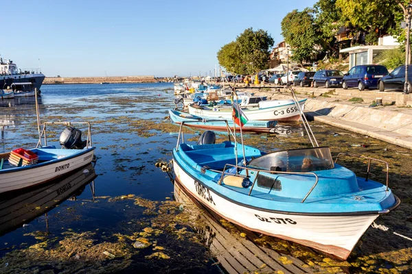 SOZOPOL, BULGARIA - 29 Ağustos 2020: Bulgaristan 'ın Burgaz Bölgesi Sozopol limanında İnanılmaz Günbatımı