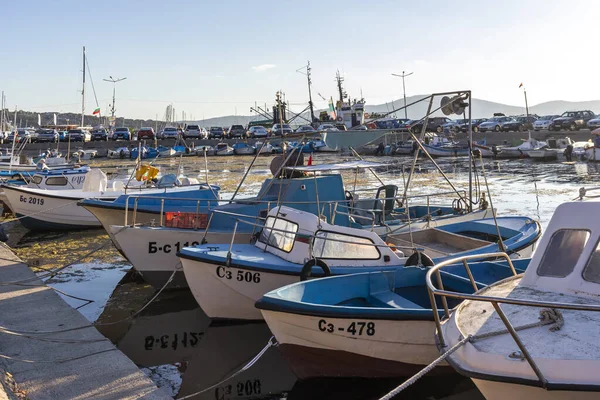 SOZOPOL, BULGARIA - 29 Ağustos 2020: Bulgaristan 'ın Burgaz Bölgesi Sozopol limanında İnanılmaz Günbatımı