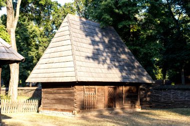 BUCHAREST, ROMANIA - 17 Ağustos 2021: Romanya 'nın Bükreş kentindeki Dimitrie Gusti Ulusal Köy Müzesi