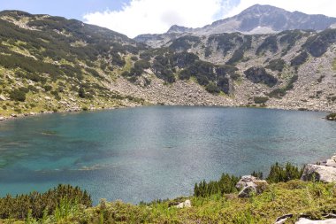 İnanılmaz yaz manzarası Pirin Dağı ve Balık Banderitsa Gölü, Bulgaristan