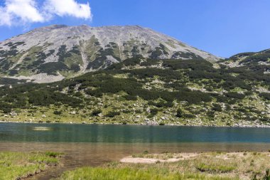 İnanılmaz yaz manzarası Pirin Dağı ve Balık Banderitsa Gölü, Bulgaristan