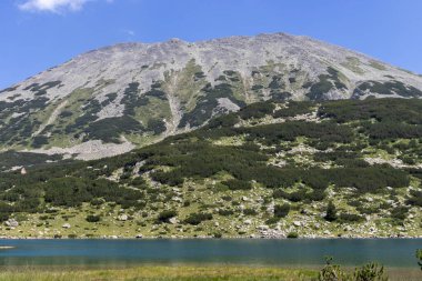 İnanılmaz yaz manzarası Pirin Dağı ve Balık Banderitsa Gölü, Bulgaristan