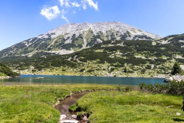 İnanılmaz yaz manzarası Pirin Dağı ve Balık Banderitsa Gölü, Bulgaristan
