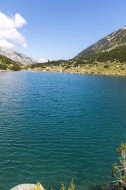 İnanılmaz yaz manzarası Pirin Dağı ve Balık Banderitsa Gölü, Bulgaristan