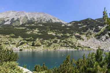 İnanılmaz yaz manzarası Pirin Dağı ve Balık Banderitsa Gölü, Bulgaristan