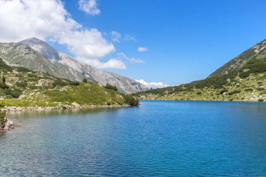 İnanılmaz yaz manzarası Pirin Dağı ve Balık Banderitsa Gölü, Bulgaristan
