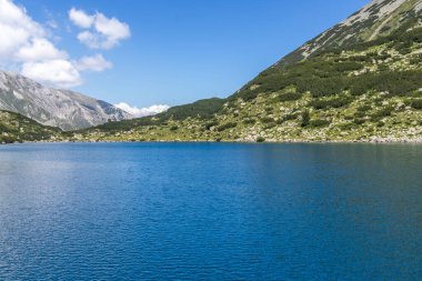 İnanılmaz yaz manzarası Pirin Dağı ve Balık Banderitsa Gölü, Bulgaristan