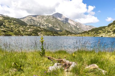 İnanılmaz yaz manzarası Pirin Dağı ve Balık Banderitsa Gölü, Bulgaristan