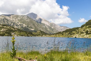 İnanılmaz yaz manzarası Pirin Dağı ve Balık Banderitsa Gölü, Bulgaristan