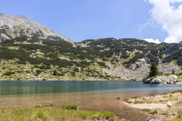 İnanılmaz yaz manzarası Pirin Dağı ve Balık Banderitsa Gölü, Bulgaristan
