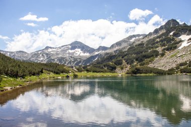 Bulgaristan 'ın Muratovo Gölü yakınlarındaki Pirin Dağı' nın İnanılmaz Yaz manzarası