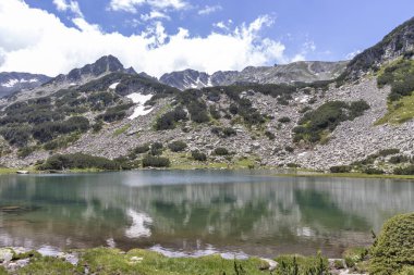 Bulgaristan 'ın Muratovo Gölü yakınlarındaki Pirin Dağı' nın İnanılmaz Yaz manzarası