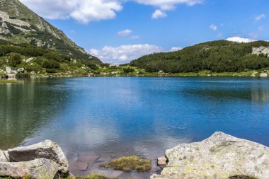 Bulgaristan 'ın Muratovo Gölü yakınlarındaki Pirin Dağı' nın İnanılmaz Yaz manzarası