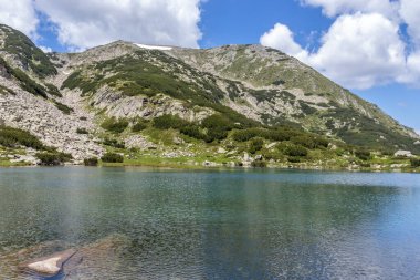 Bulgaristan 'ın Muratovo Gölü yakınlarındaki Pirin Dağı' nın İnanılmaz Yaz manzarası