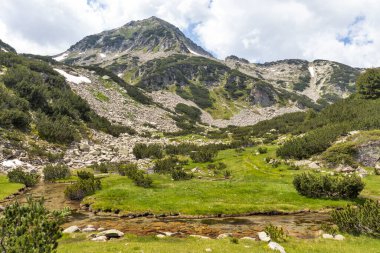Bulgaristan 'ın Muratovo Gölü yakınlarındaki Pirin Dağı' nın İnanılmaz Yaz manzarası