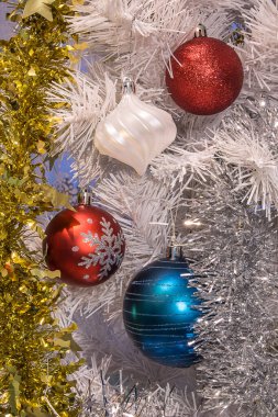 Noel ağacında Noel oyuncakları, pullar, kar taneleri, süsler.