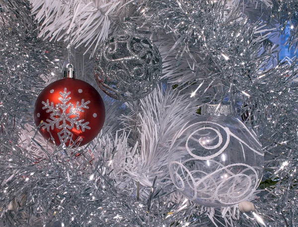 Weihnachtsspielzeug Auf Dem Weihnachtsbaum Kugeln Pailletten Schneeflocken Lametta — Stockfoto