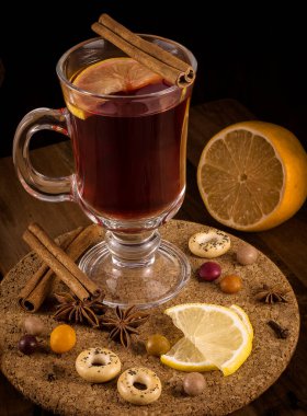 Soğuk kışta kakule portakallı sıcak ve lezzetli şarap.