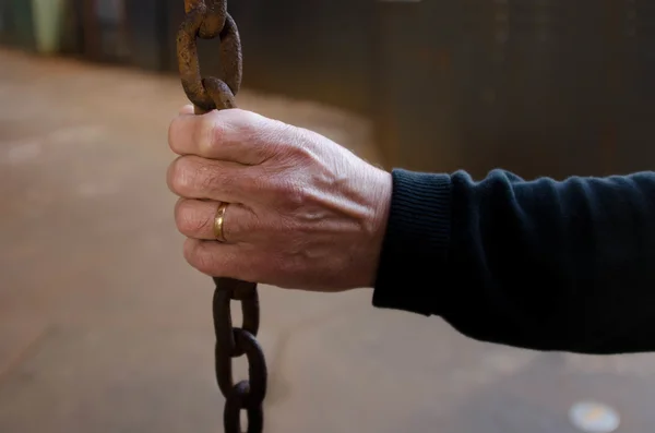Hand and the chain — Stock Photo, Image