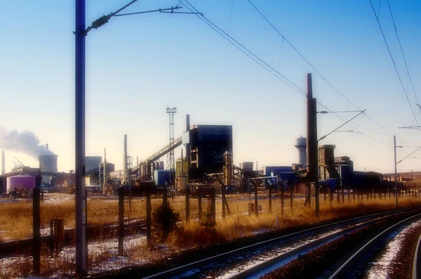 La fábrica y el ferrocarril —  Fotos de Stock