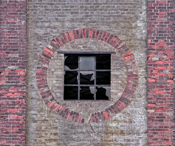 Ziegelmauer und zerbrochenes Fenster — Stockfoto