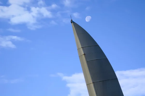 Het metalen zeil en de maan — Stockfoto