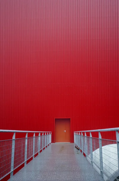 Красная дверь и ворота — стоковое фото