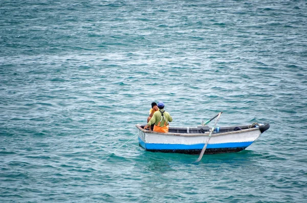 Pescadores en el barco —  Fotos de Stock