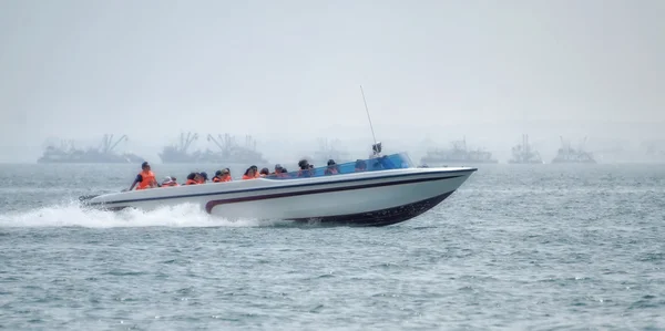 Motorbåt på ballestas öarna — Stockfoto
