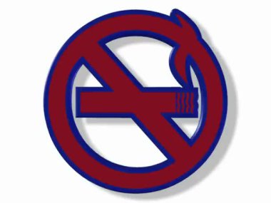 Beyaz bir arka plan üzerinde dönen yok Sigara İçilmez işareti.