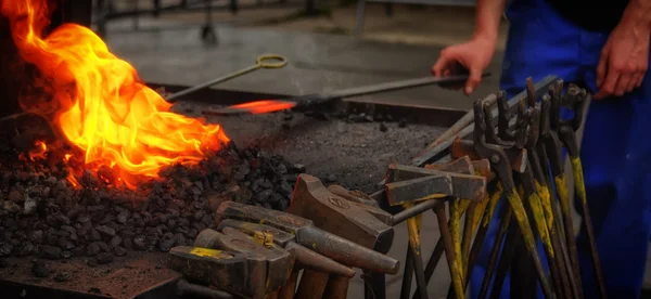 Blacksmith working with metal on anvil — Stock Photo, Image