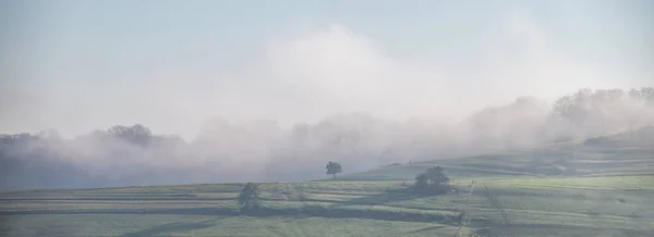 Landschap Van Een Heuvel Mist Ochtend — Stockfoto