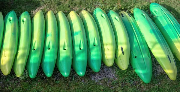 不同长度的绿色皮艇 — 图库照片