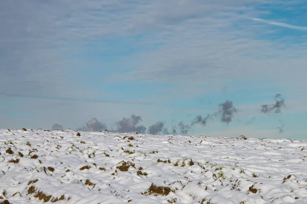 Campo Bajo Nieve Humo —  Fotos de Stock