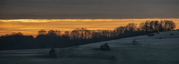 Схід Сонця Над Засніженим Пагорбом Деревами — стокове фото