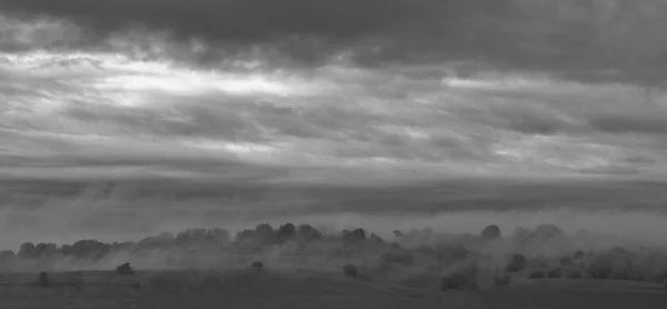 丘と雲が白黒で — ストック写真