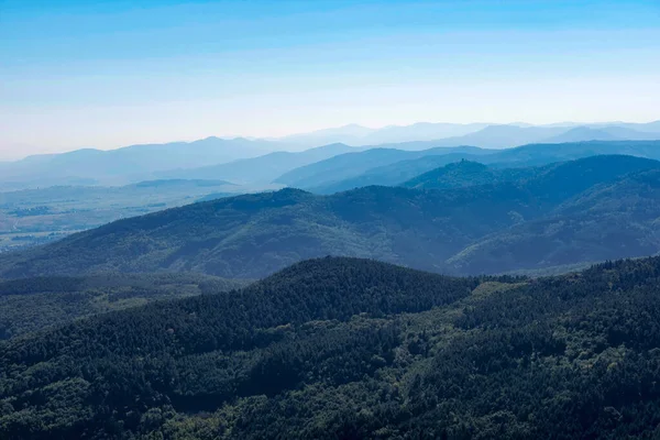 Dağları ve mavi gökyüzünü fetheder