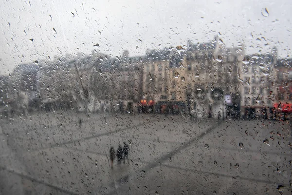 雨の中でのパリの眺め — ストック写真