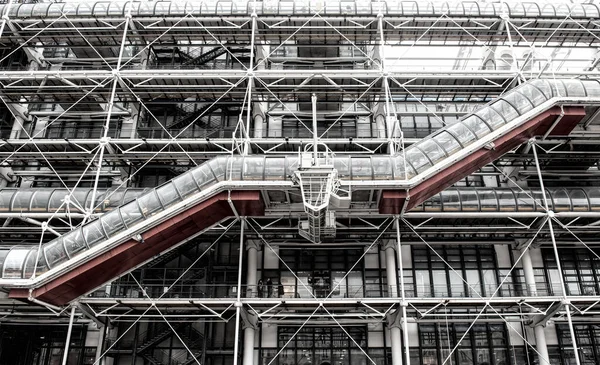 Siyah beyaz geometrik bina merdivenleri