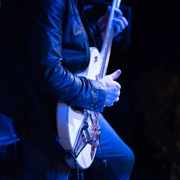 Konser Işık Gitaristi — Stok fotoğraf