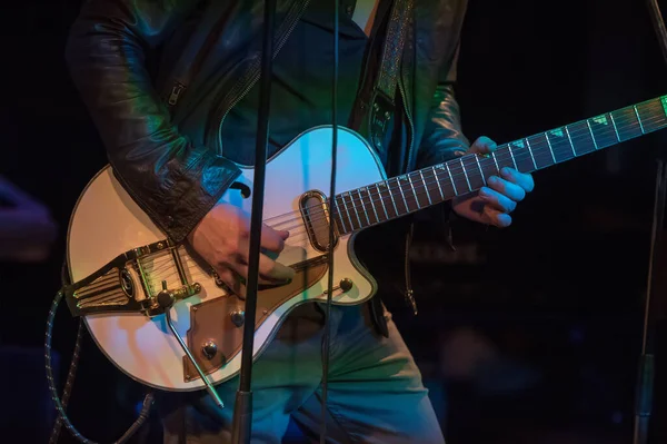 Konserde gitarist ve ışıklar