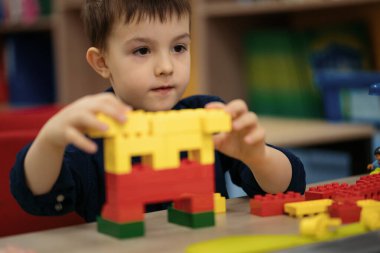 Küçük çocuk robot inşa etmek ve yaratmak konusunda eğleniyor..